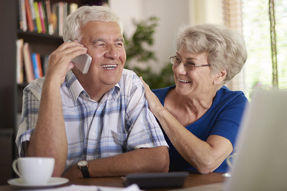 Vista at Simi Vally Senior Living  senior couple on phone call